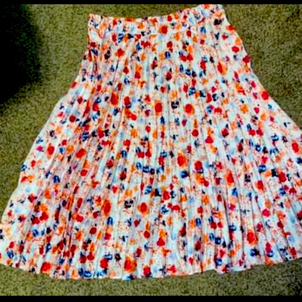 NWT. Women's Plus Floral Midi Crinkle Skirt. Size 16-18.